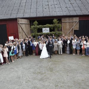 Sammlingsbild under bröllopet på Annersagård